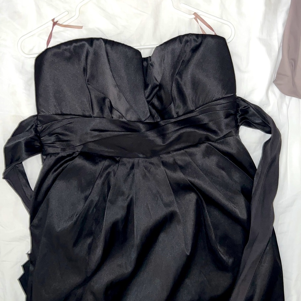 Strapless black dress. Satin material.